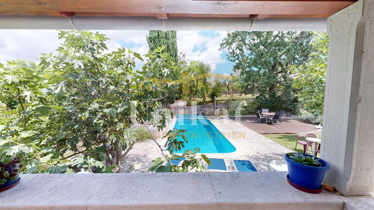 Casa in pietra ristrutturata con piscina